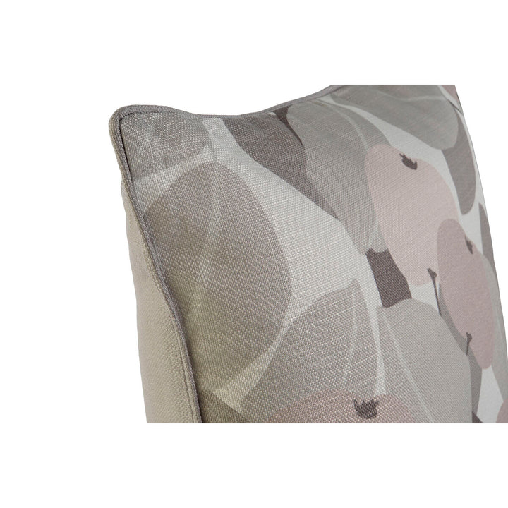 Nahaufnahme: Gedrucktes Esprit Home Kissen (45x45 cm) mit floralem Muster in Grau- und Rosatönen.