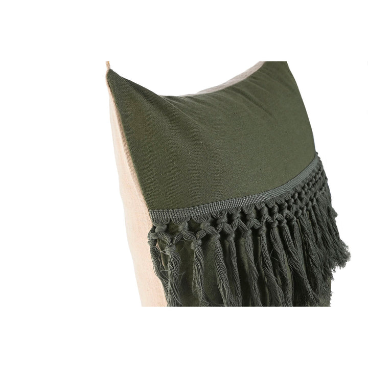 Grünes Esprit Home Kissen mit dekorativen Quasten Details.