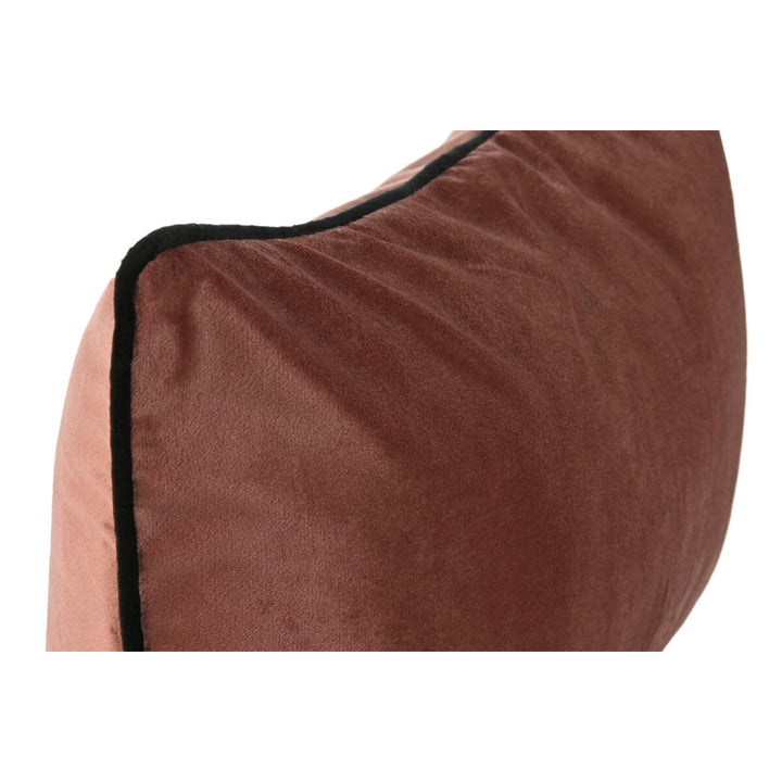 Nahaufnahme: Hellrosa Esprit Home Kissen mit weicher Textur und schwarzer Bordüre.