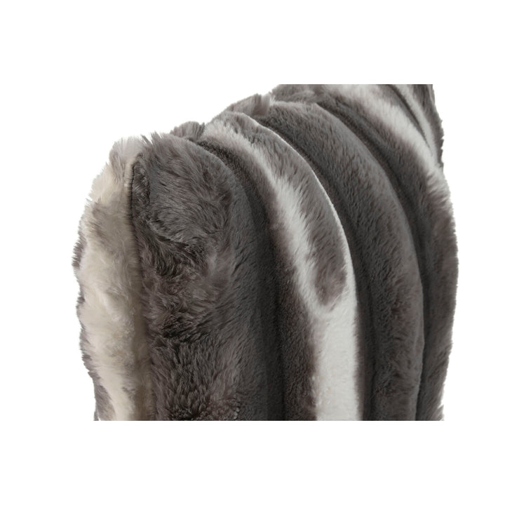 Graues Esprit Home Kissen mit weicher Textur und Streifenmuster.