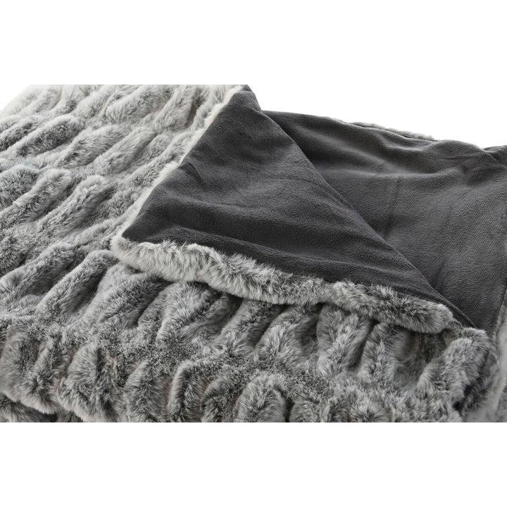 Graue Home ESPRIT Decke mit Fellstruktur und glatter grauer Stoffseite.