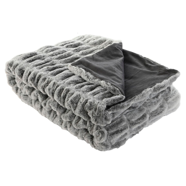 Graue ESPRIT Home Decke mit weicher Textur und glatter, dunkler Unterseite.