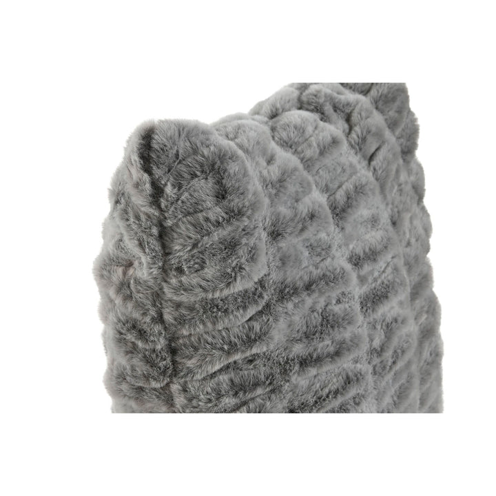 Nahaufnahme: Hellgraues Esprit Home Kissen mit weicher Textur.