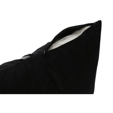 Nahaufnahme: Schwarzes ESPRIT Home Kissen mit Reißverschluss Detail.