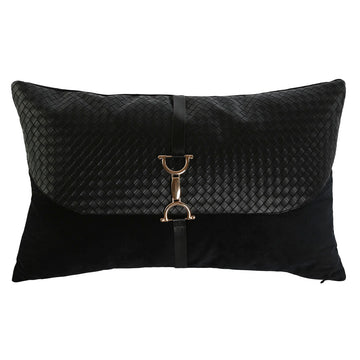 Schwarzes Kissen mit Gold Schnalle. Dekokissen mit Webmuster und Samt Textur.