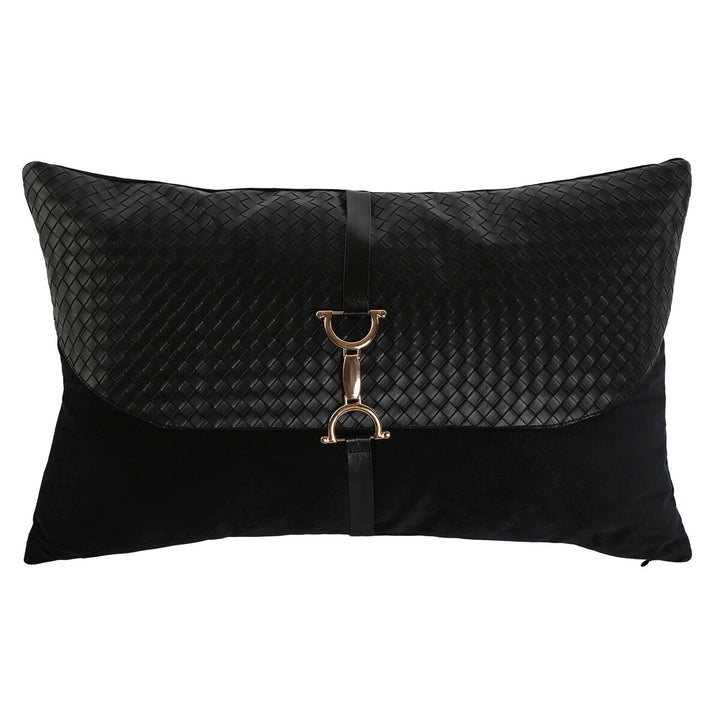 Schwarzes Kissen mit Gold Schnalle. Dekokissen mit Webmuster und Samt Textur.