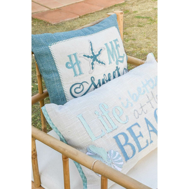 Mediterranes Esprit Beach Kissen mit Home- und Life-Schriftzug, blaue Akzente.