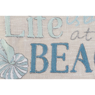 Dekoratives ESPRIT Kissen mit 'Beach' Schriftzug und Muschel-Motiv in Blau- und Silberfarben.