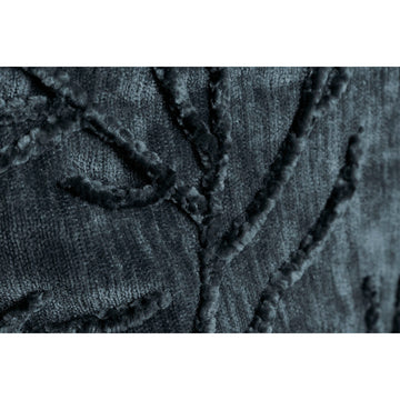 Nahaufnahme: Marineblaues ESPRIT Kissen mit mediterranem Muster und Textur.