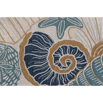 Nahaufnahme: Mediterranes ESPRIT Home Kissen mit blauer Meeresschnecke und Stickerei.