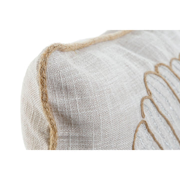 Beige Kissen mit Muschel-Design aus Seil und Silberfaden, mediterraner Stil.