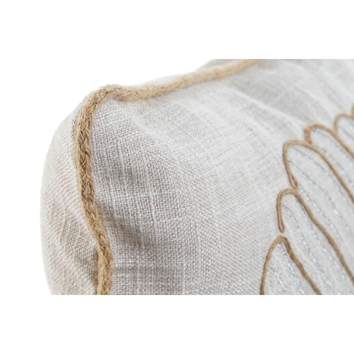 Beige Kissen mit Muschel-Design aus Seil und Silberfaden, mediterraner Stil.