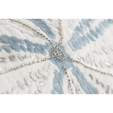 Nahaufnahme: Mediterranes Esprit Home Kissen mit blauen Mustern und silbernen Perlen.