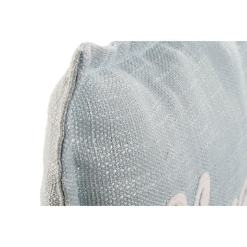 Nahaufnahme: Himmelsblaues Esprit Beach Kissen mit Textur und Stickerei.