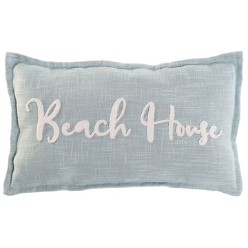 Mediterranes, hellblaues Kissen mit 'Beach House' Schriftzug für ein maritimes Ambiente.