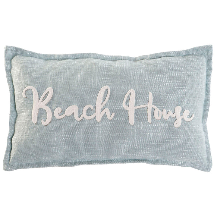 Mediterranes, hellblaues Kissen mit 'Beach House' Schriftzug für ein maritimes Ambiente.
