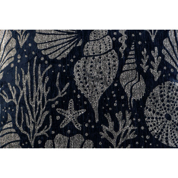 Marineblaues ESPRIT Home Kissen mit silberfarbenen Meeresmotiven wie Muscheln und Seesternen.