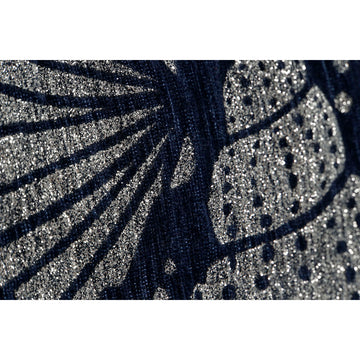 Nahaufnahme: Silber-Marineblaues Kissen mit mediterranem Muster.