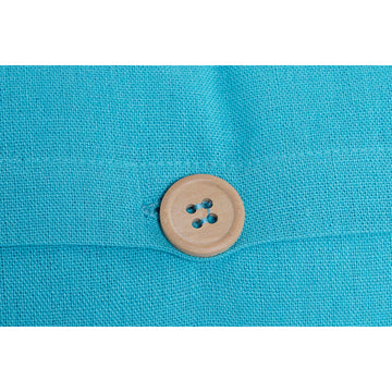 Detailaufnahme: Himmelsblaues Esprit Home Kissen mit Knopfverschluss. Mediterraner Kissen Bezug.