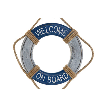 Blaue und weiße Wanddekoration im maritimen Stil mit der Aufschrift 'WELCOME ON BOARD'.