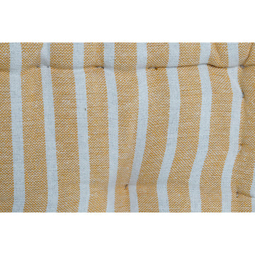 Nahaufnahme: Gelb-beige gestreiftes Kissen im mediterranen Stil. Texturiertes Gewebe.
