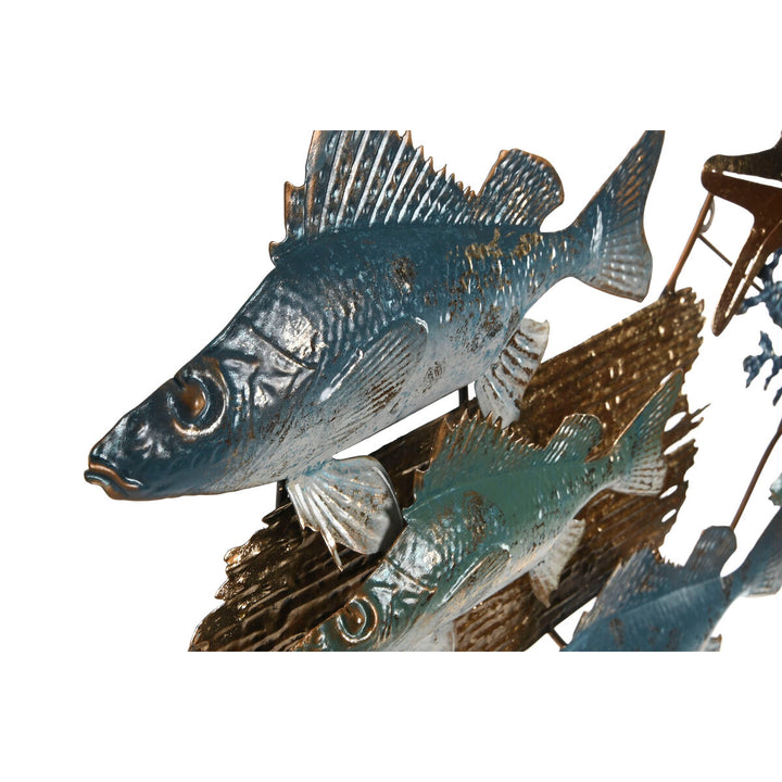 Blaue und goldene Fische Wanddekoration im mediterranen Stil für ein maritimes Ambiente.