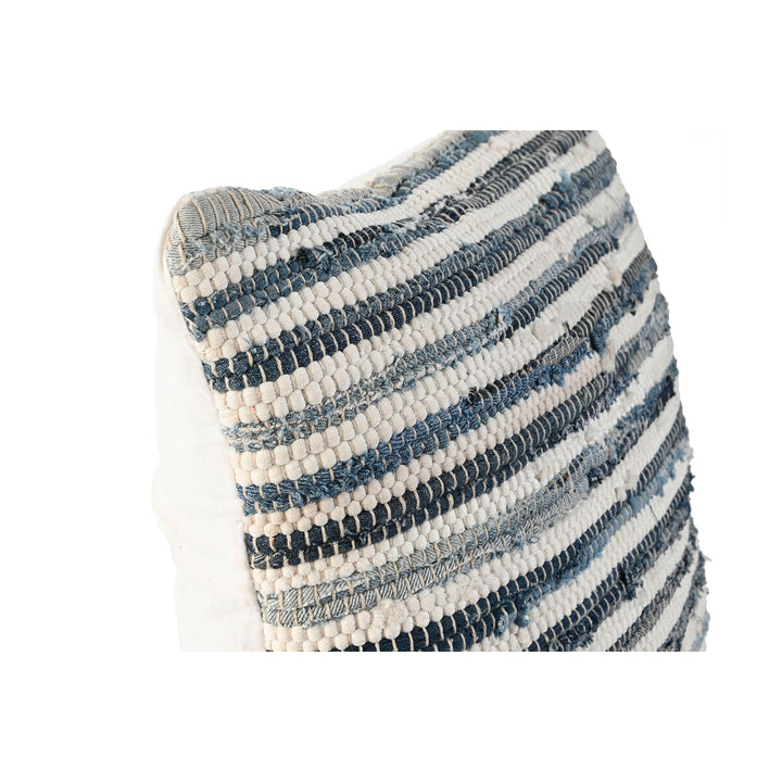 Nahaufnahme: Blau-weiß gestreiftes Kissen mit Baumwollrückseite, 45x45 cm.