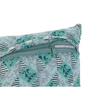 Nahaufnahme: ESPRIT Home Kissen mit geometrischem Muster in Türkis-, Braun- und Koralltönen, mit Reißverschluss.