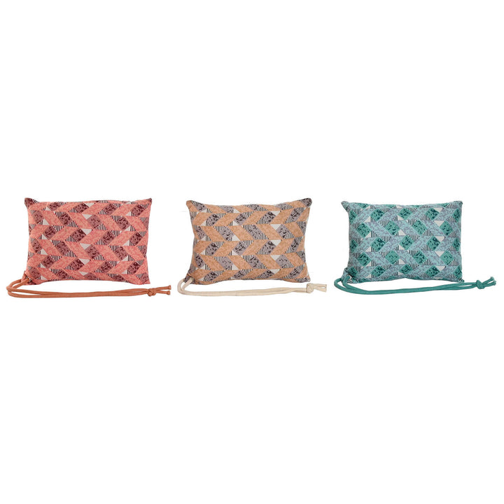 Esprit Home Kissen Set in Braun, Türkis und Koralle mit geometrischem Muster und farblich passender Zugschnur.