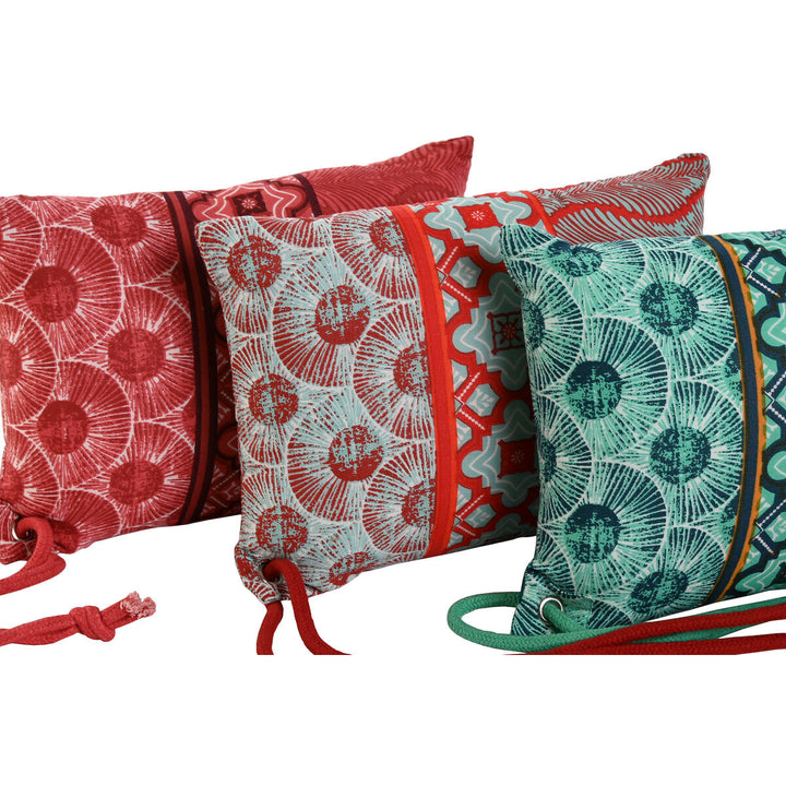 ESPRIT Home Kissen Set in Rot, Grün und Koralle mit floralem Muster und Kordel Details.