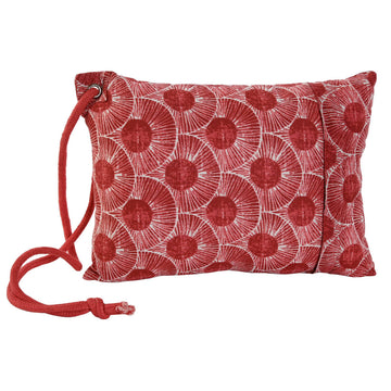 Rotes Esprit Home Kissen mit Muster und Kordel Detail. Dekoratives Kissen.