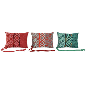 Esprit Home Kissen, rot, grün und koralle mit dekorativen Muster und Kordel.