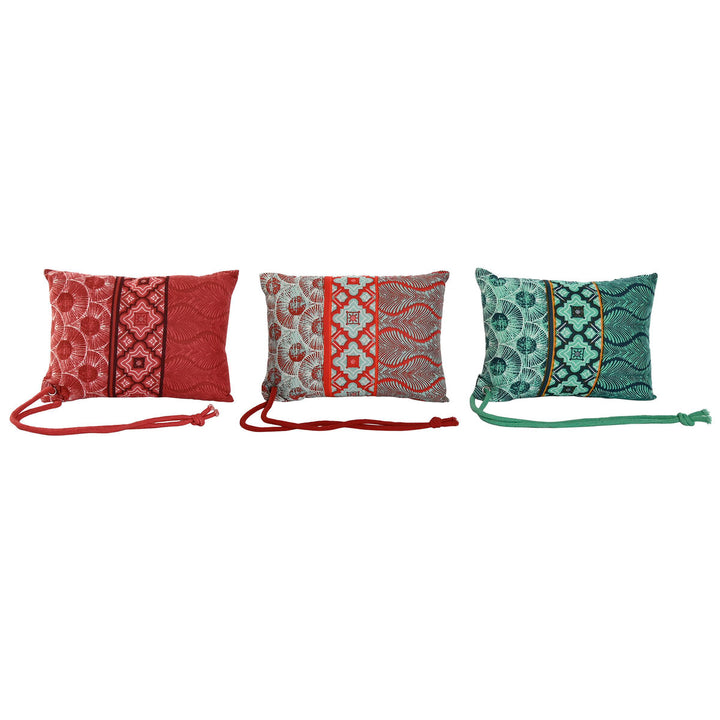 Esprit Home Kissen, rot, grün und koralle mit dekorativen Muster und Kordel.