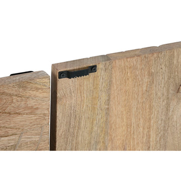 Nahaufnahme: Rückseite der Wanddekoration aus Holz mit Aufhängevorrichtung.