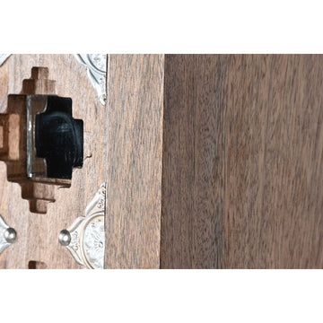 Nahaufnahme: Brauner ESPRIT Schrank mit silbernen Details - homely Family Shop