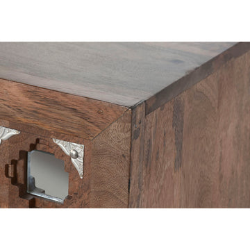 Nahaufnahme: braune Anrichte mit silberfarbenen Details - homely Family Shop