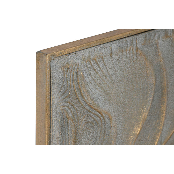 Nahaufnahme: Goldene ESPRIT Wanddekoration mit moderner Struktur und Rahmen.