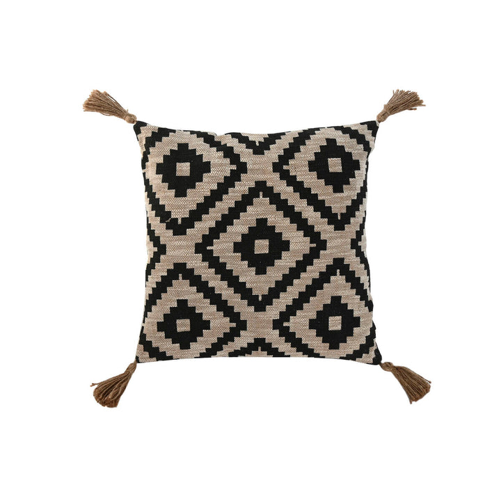 Dekoratives Kissen im Boho-Stil mit geometrischem Muster und Quasten an den Ecken.