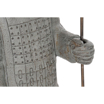 Detailaufnahme Kriegerfigur mit grauer Rüstung und goldener Speer - homely Family Shop