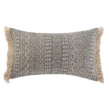 Graues Kissen im Boho-Stil mit geometrischem Muster und Fransen.