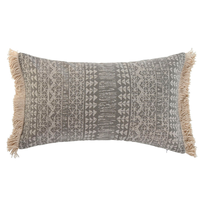 Graues Kissen im Boho-Stil mit geometrischem Muster und Fransen.