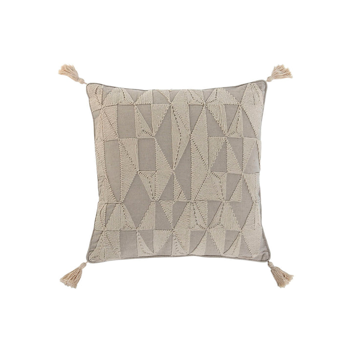 Naturfarbenes Kissen im Boho-Stil mit geometrischen Mustern und Quasten an den Ecken.