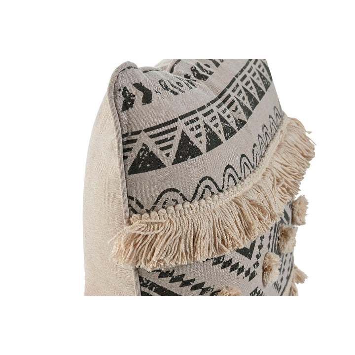 Weißes Kissen im Boho-Stil mit schwarzen Mustern und Quasten-Details.