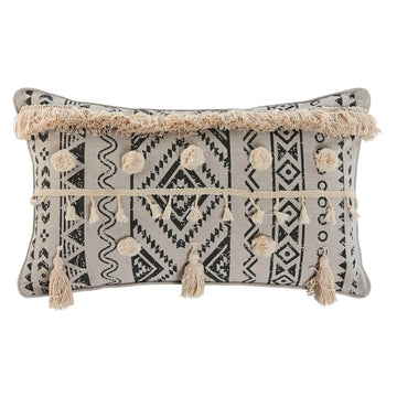 Weiß-schwarzes Esprit Kissen im Boho-Stil mit Quasten und geometrischen Muster.