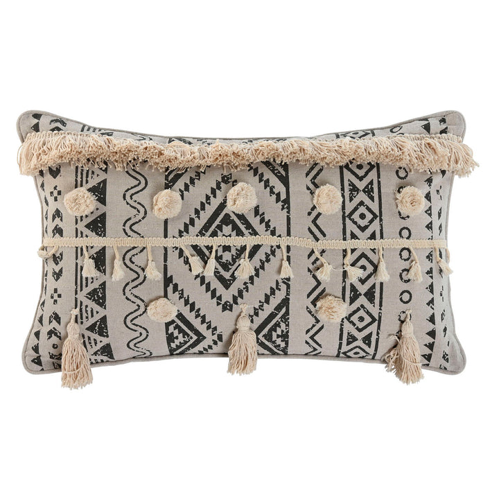 Weiß-schwarzes Esprit Kissen im Boho-Stil mit Quasten und geometrischen Muster.