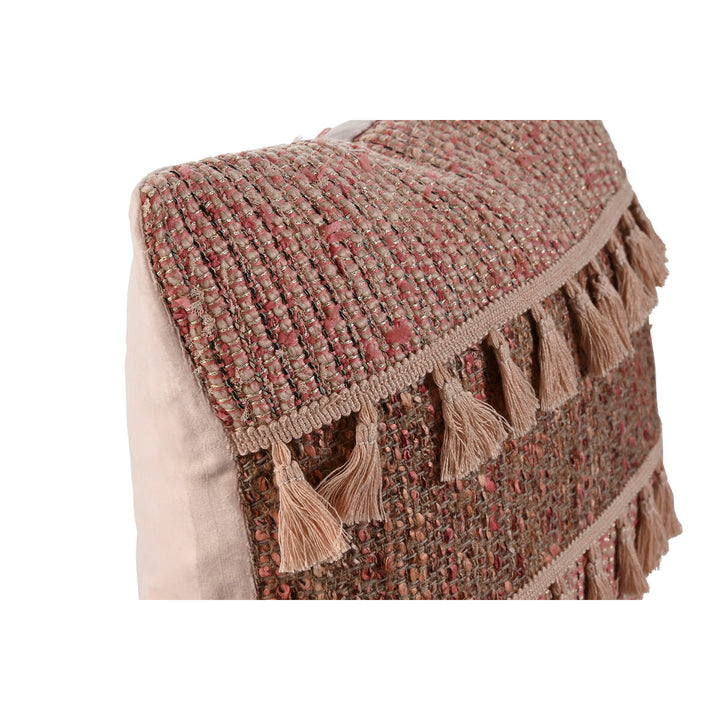 Nahaufnahme: Rosa Kissen im Boho-Stil mit dekorativen Quasten.