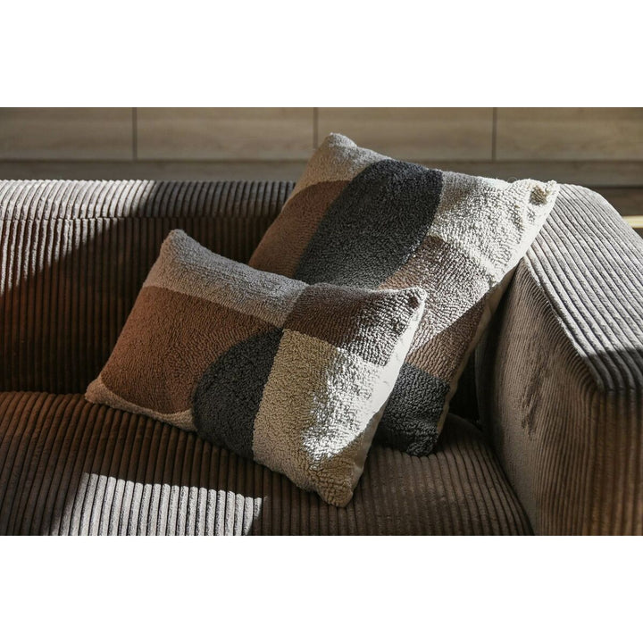 Dekoratives ESPRIT Kissen mit Patchwork-Muster und neutralen Farben für ein gemütliches Ambiente.