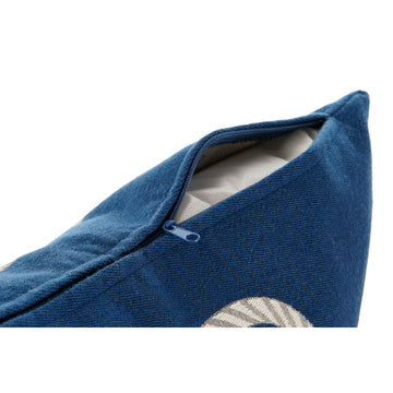 Nahaufnahme: Blau-weißes Esprit Home Kissen mit Reißverschluss-Detail und Textur.