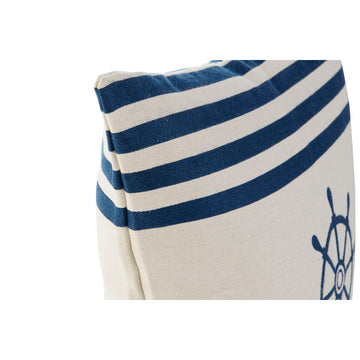 Nahaufnahme: Weiß-blau gestreiftes Kissen mit Steuerrad-Motiv. Marineblaues Kissen.