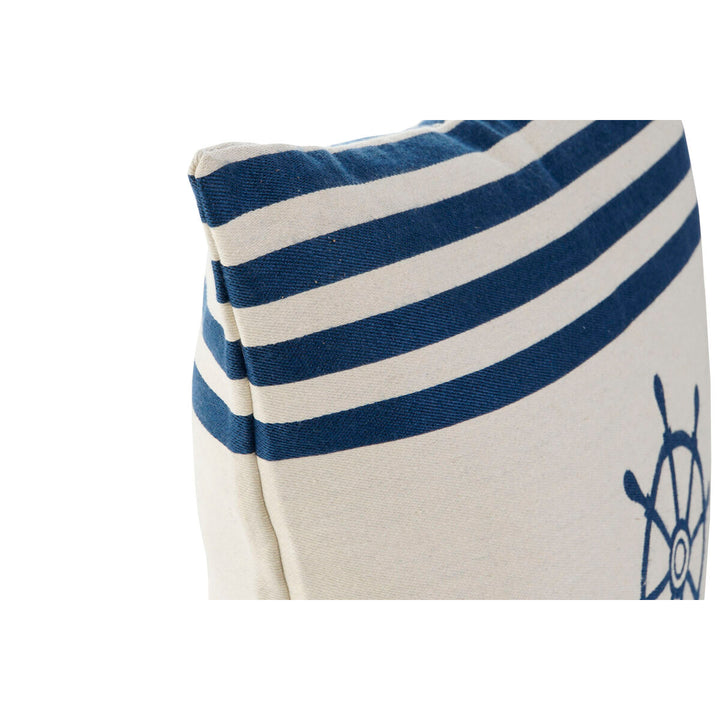Nahaufnahme: Weiß-blau gestreiftes Kissen mit Steuerrad-Motiv. Marineblaues Kissen.